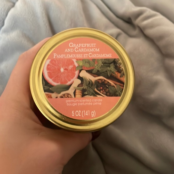 Grapefruit and cardamom scented candle - Picture 1 of 2